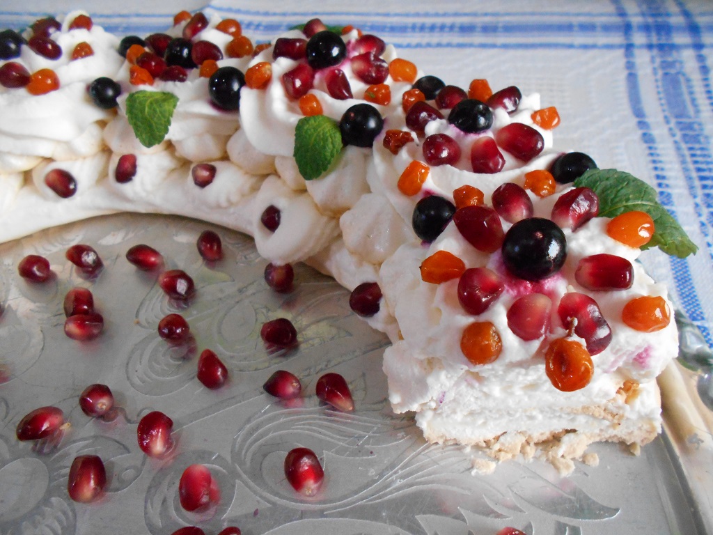 Desert coronita Pavlova, cu frisca si fructe - Reteta nr. 700