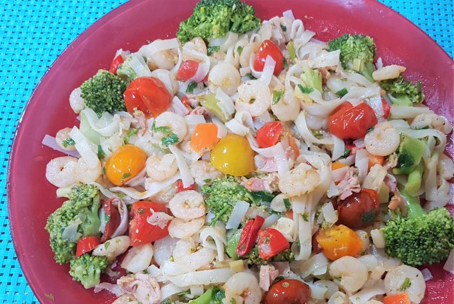 Creveti cu noodles de orez, broccoli si lamaie