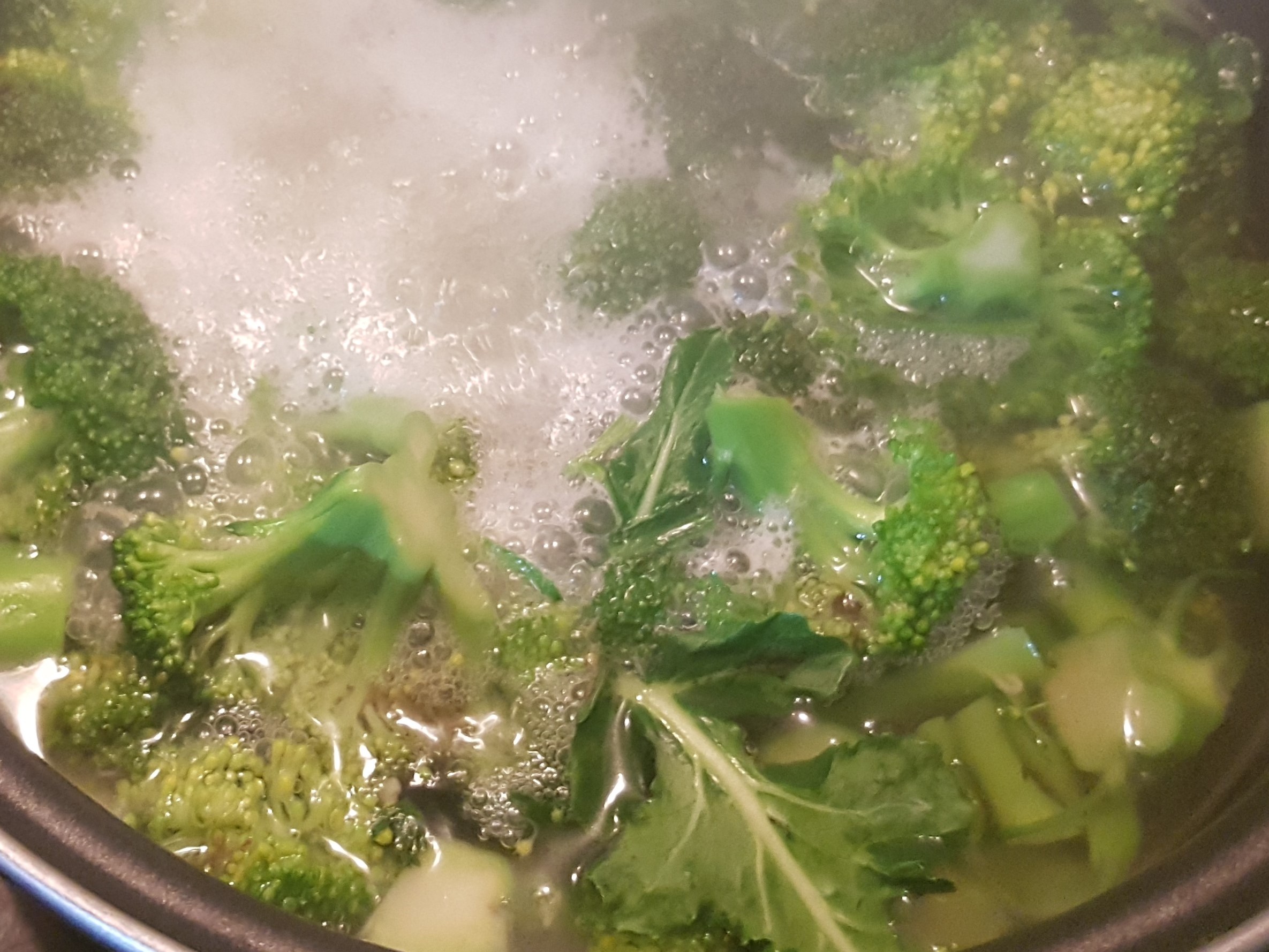 Creveti cu noodles de orez, broccoli si lamaie