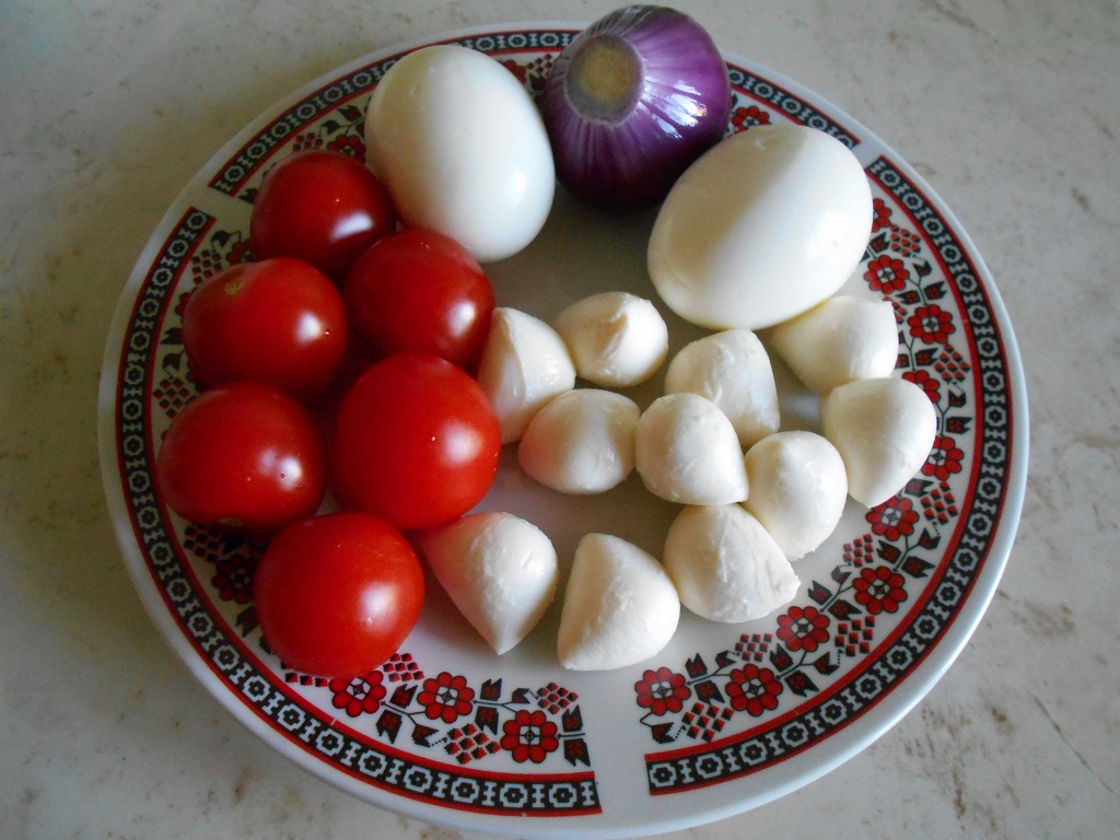Salata cu mini mozzarella si rosii cherry