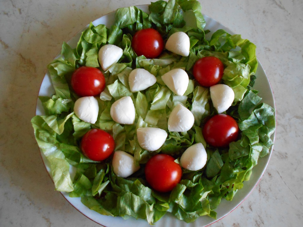 Salata cu mini mozzarella si rosii cherry