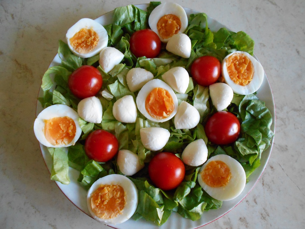 Salata cu mini mozzarella si rosii cherry