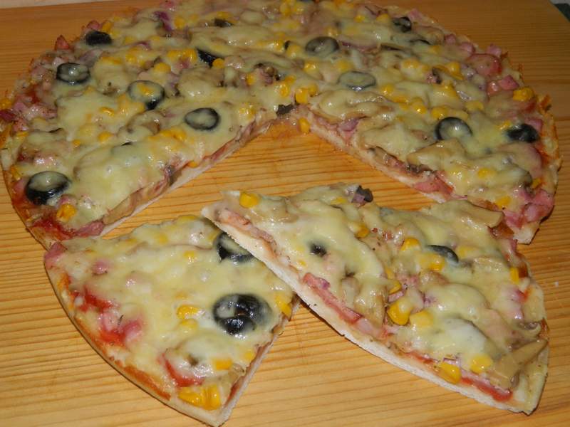 Pizza cu carnati si mozarella