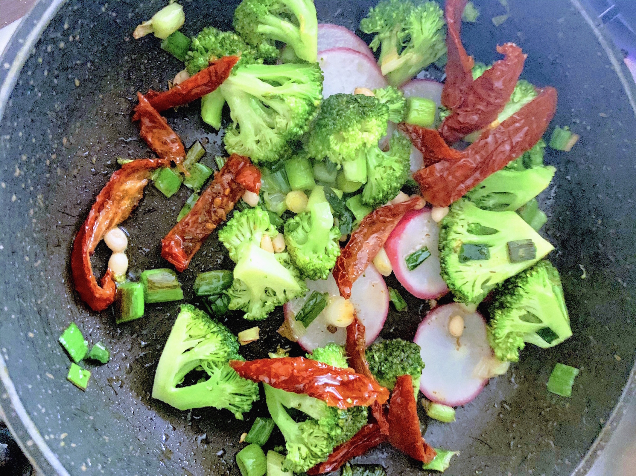 Paste de linte cu broccoli, rosii uscate si muguri de pin