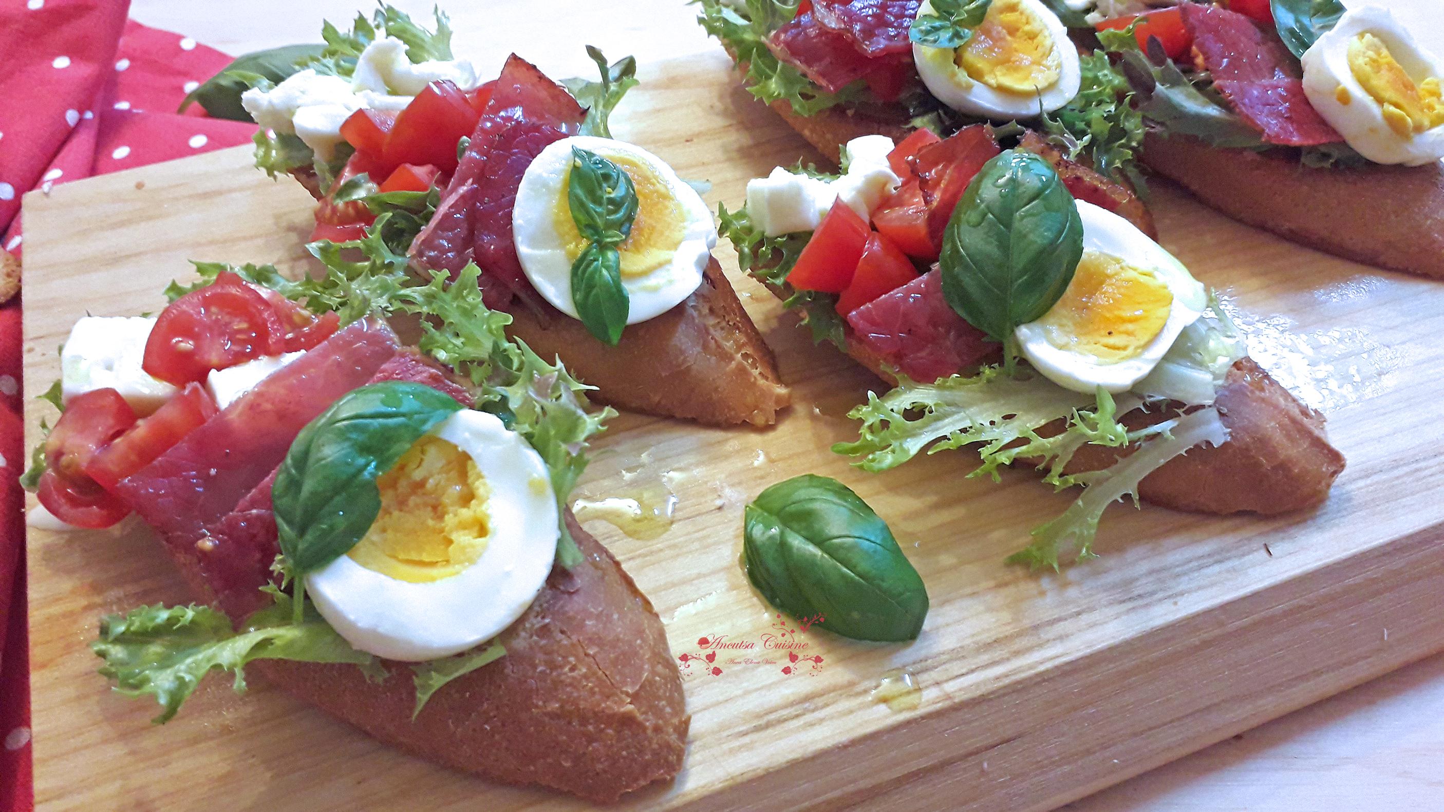 Aperitiv bruschetti cu mozzarella, rosii cherry si busuioc