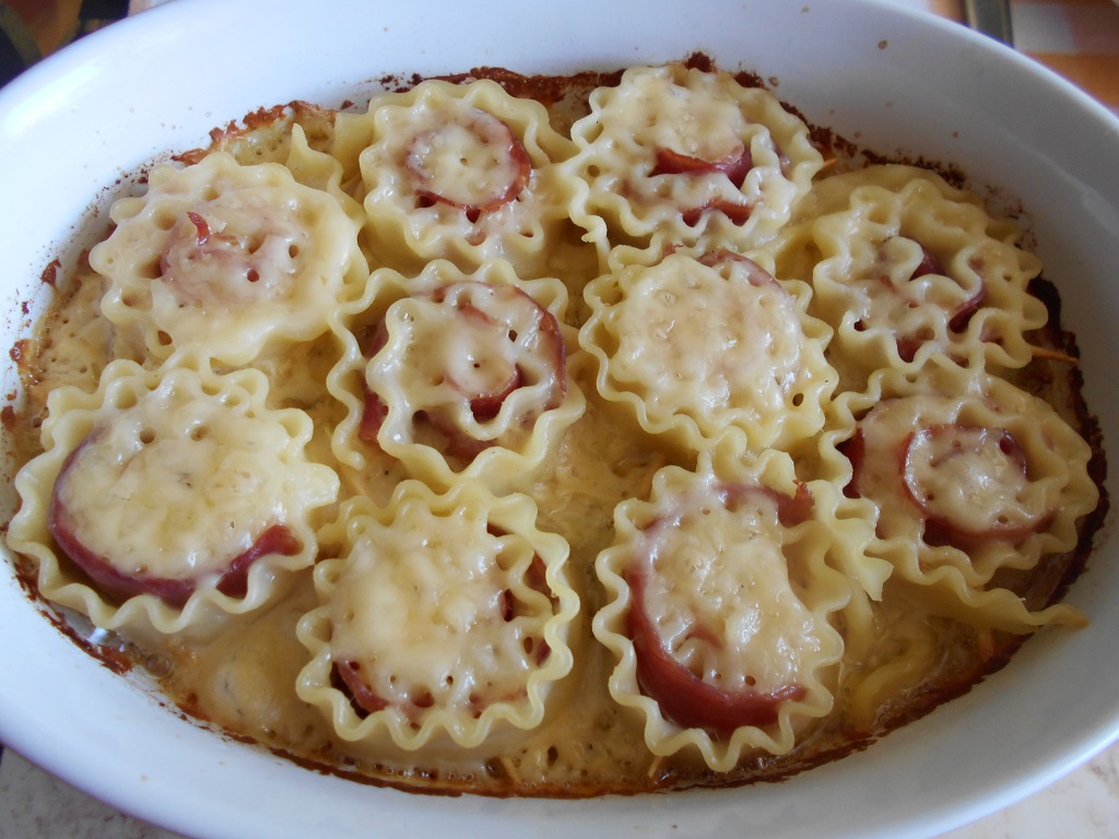 Mini rulouri de lasagna ondulate, cu sunca si cascaval, in sos de smantana si mustar