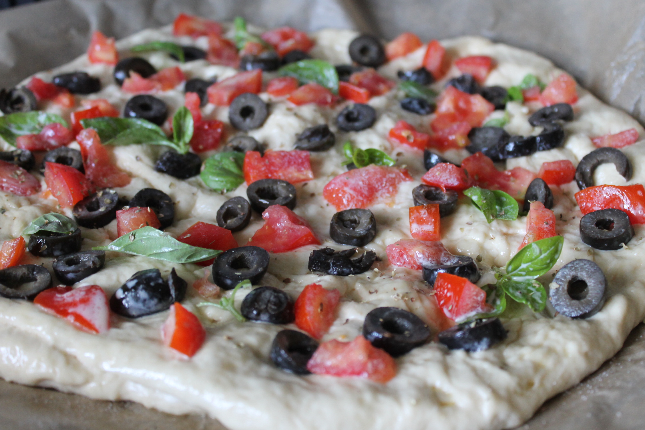 Focaccia cu masline, rosii si busuioc