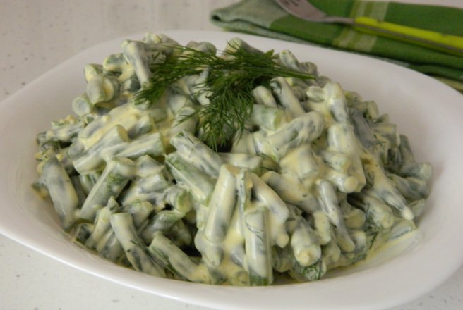 Salata de fasole verde cu iaurt si usturoi