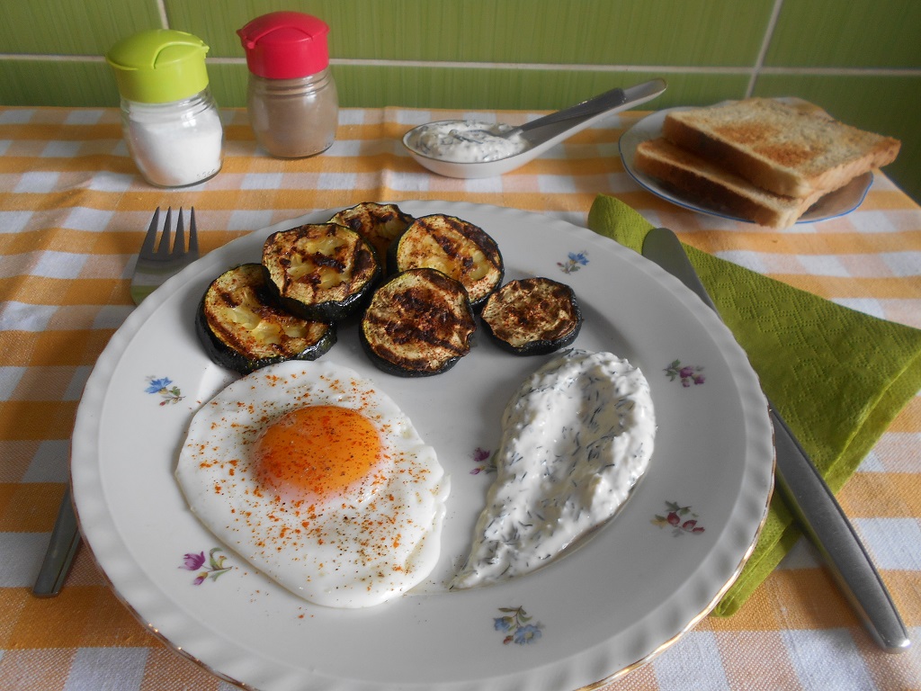 Zucchini la grill, cu ochiuri si sos din iaurt si usturoi