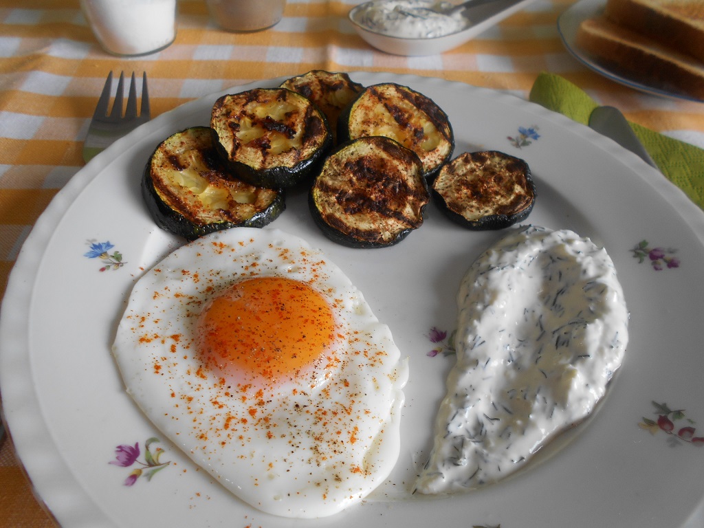 Zucchini la grill, cu ochiuri si sos din iaurt si usturoi