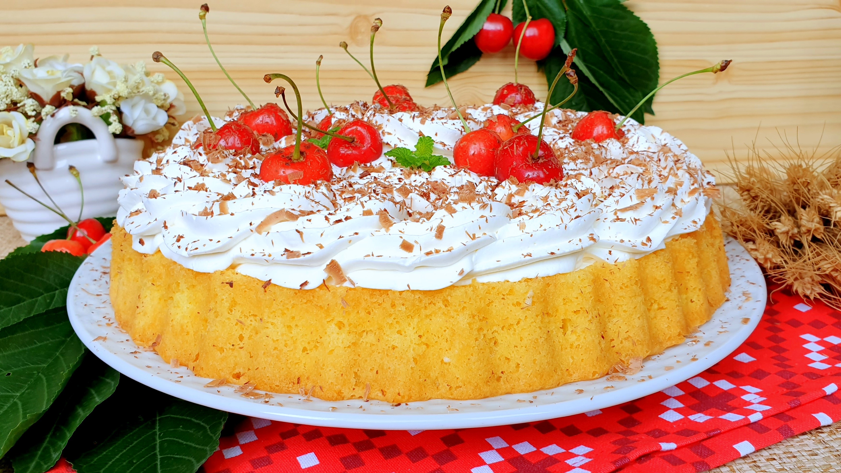 Desert tarta cu cirese si crema cu ciocolata alba