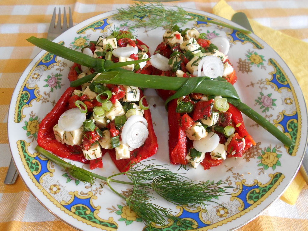 Salata de ardei capia copti, cu telemea si ceapa verde