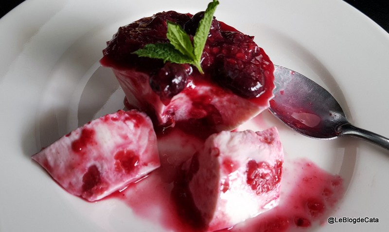 Desert panna cotta cu lapte de migdale si coulis de fructe de padure