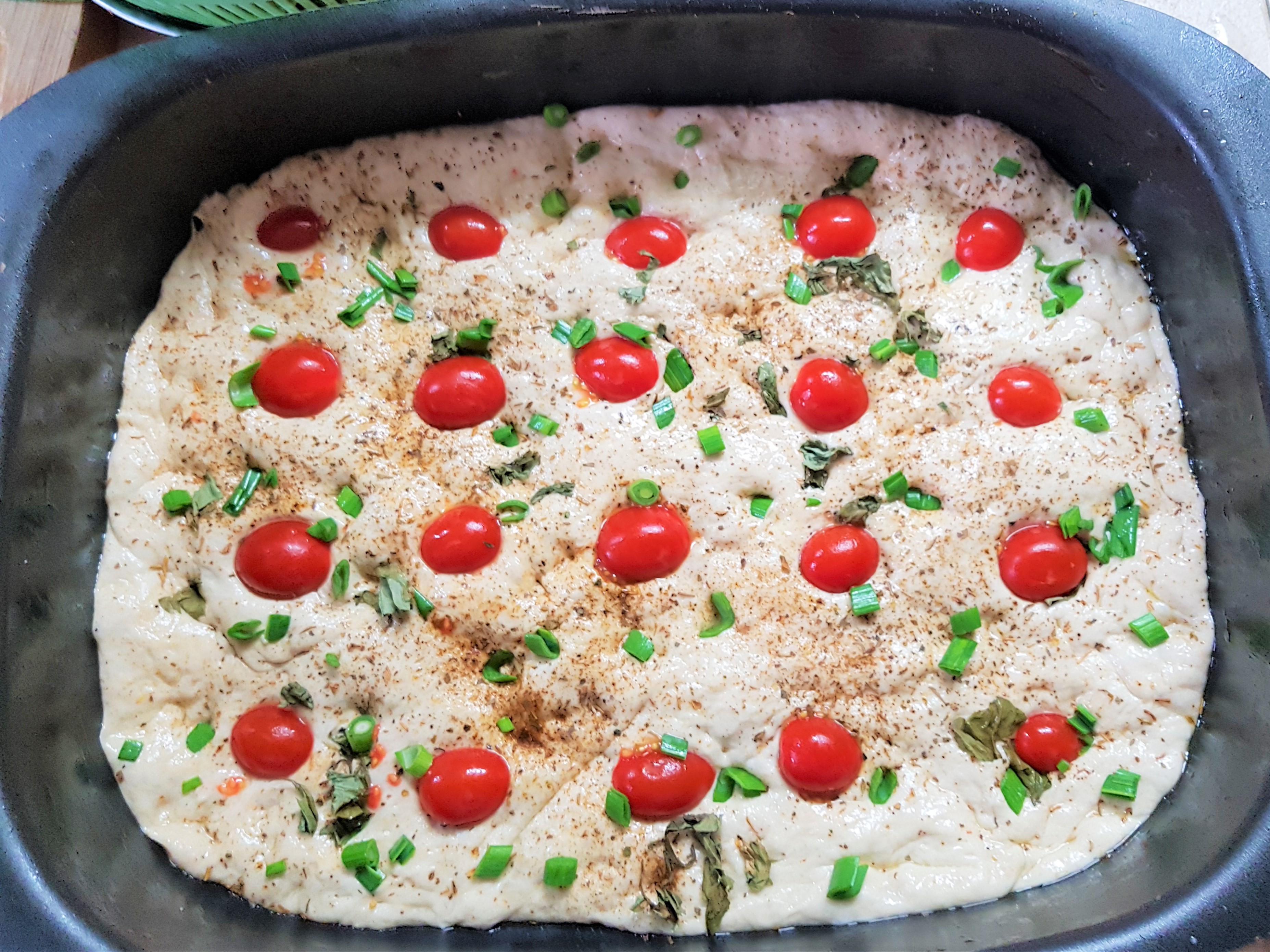 Foccacia cu cherry, usturoi verde si ierburi italiene