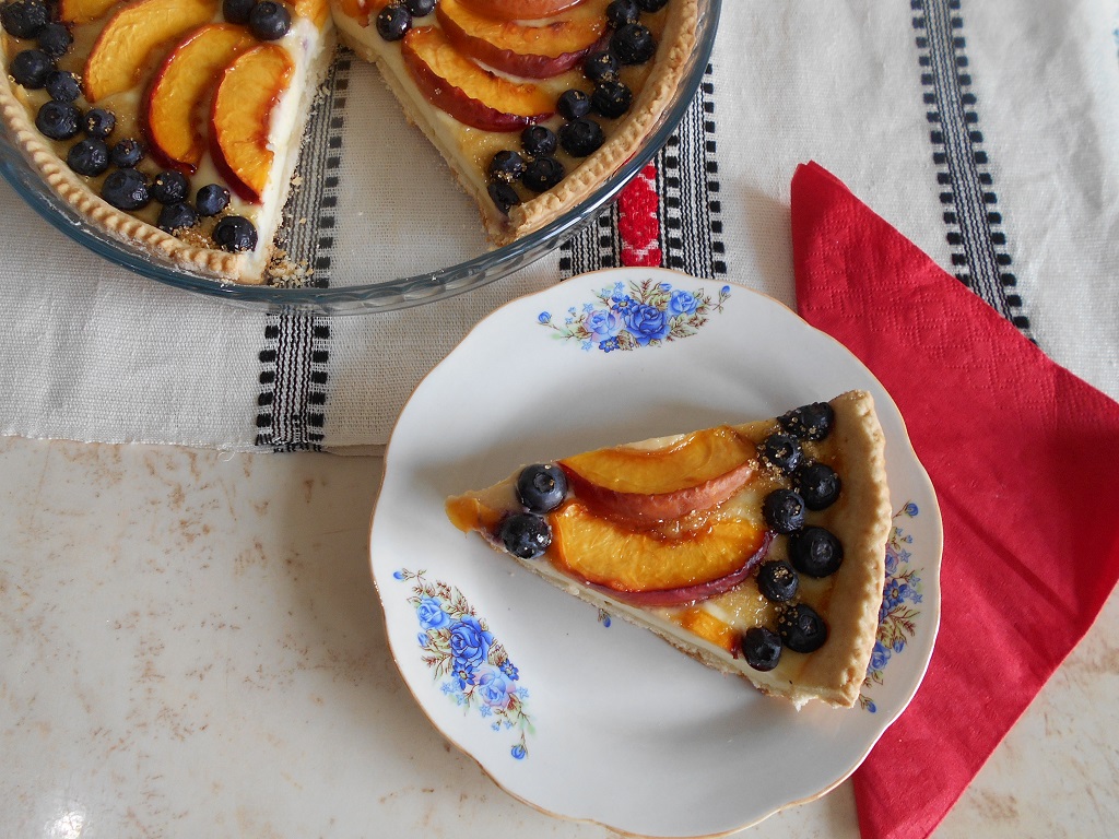 Desert tarta cu branza dulce, nectarine si afine