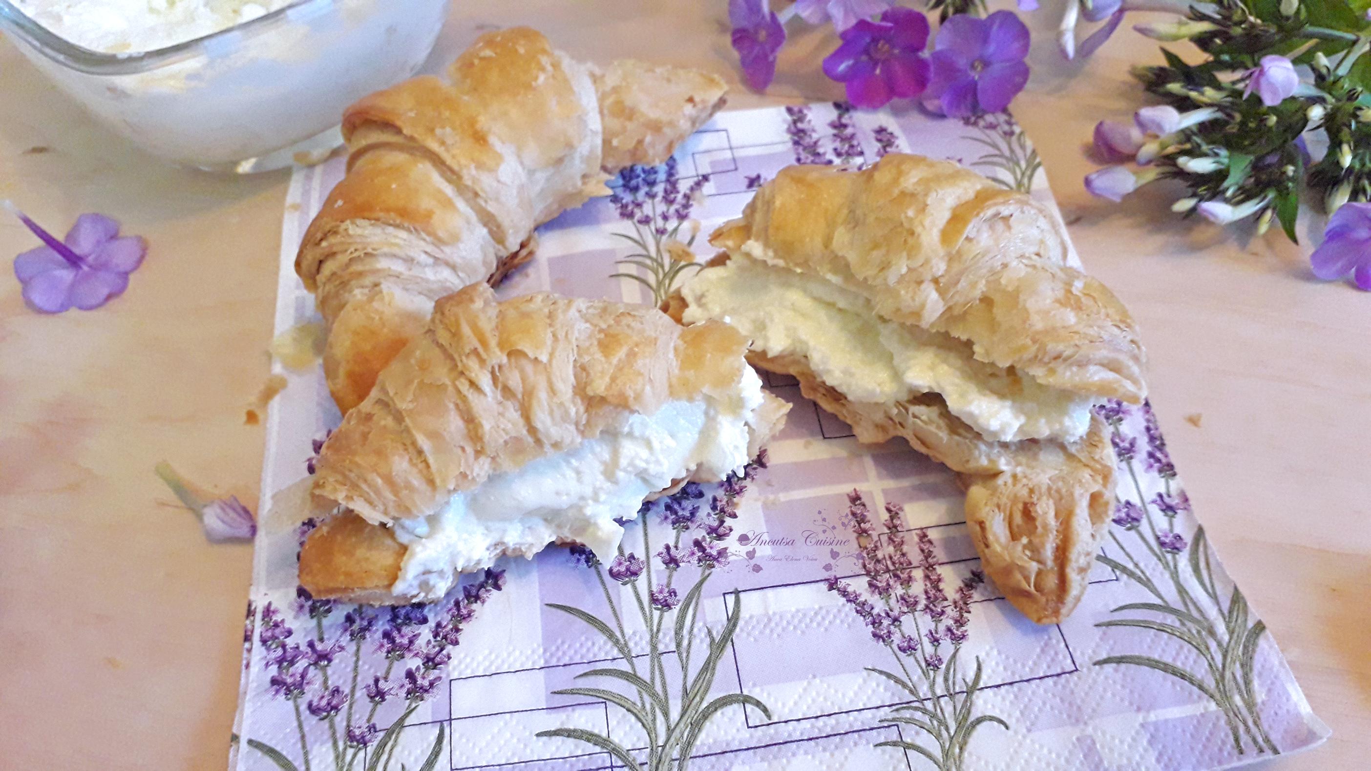 Aperitiv mini croissante cu crema de branza