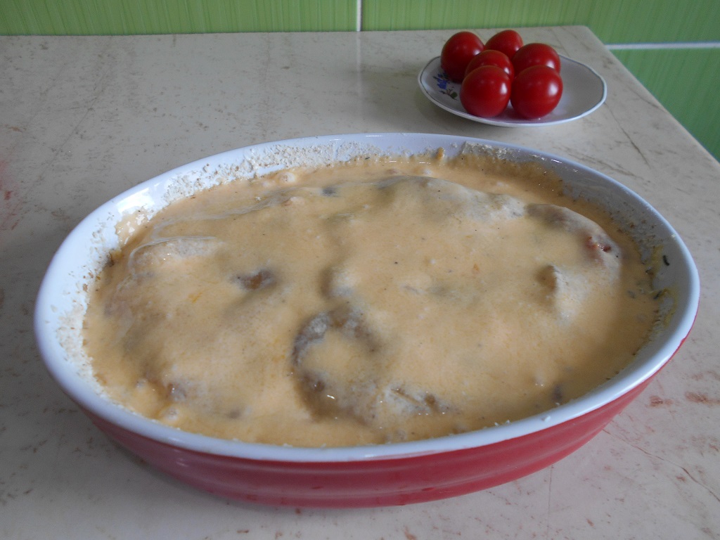 Aperitiv budinca sarata, cu ardei copti, telemea si rosii cherry