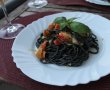 Paste negre cu somon si sos pesto-7