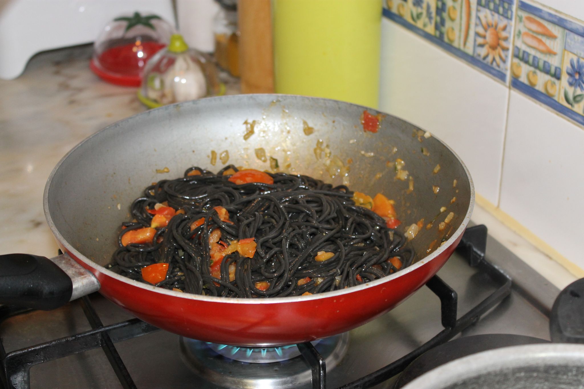 Paste negre cu somon si sos pesto