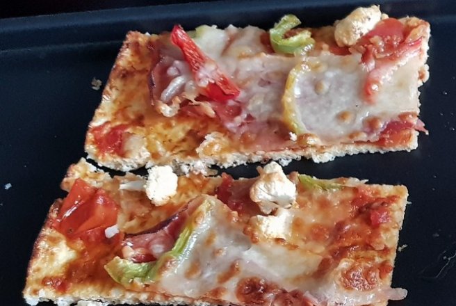 Blat de pizza din conopida si mozzarella (fara gluten, low carb)