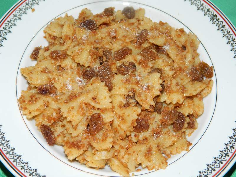 Farfale cu biscuiti, nuca si stafide