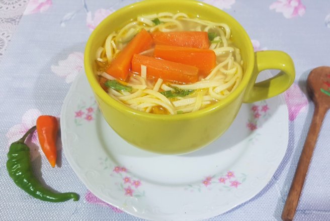 Supa de gaina cu taitei preparata la slow cooker Crock Pot