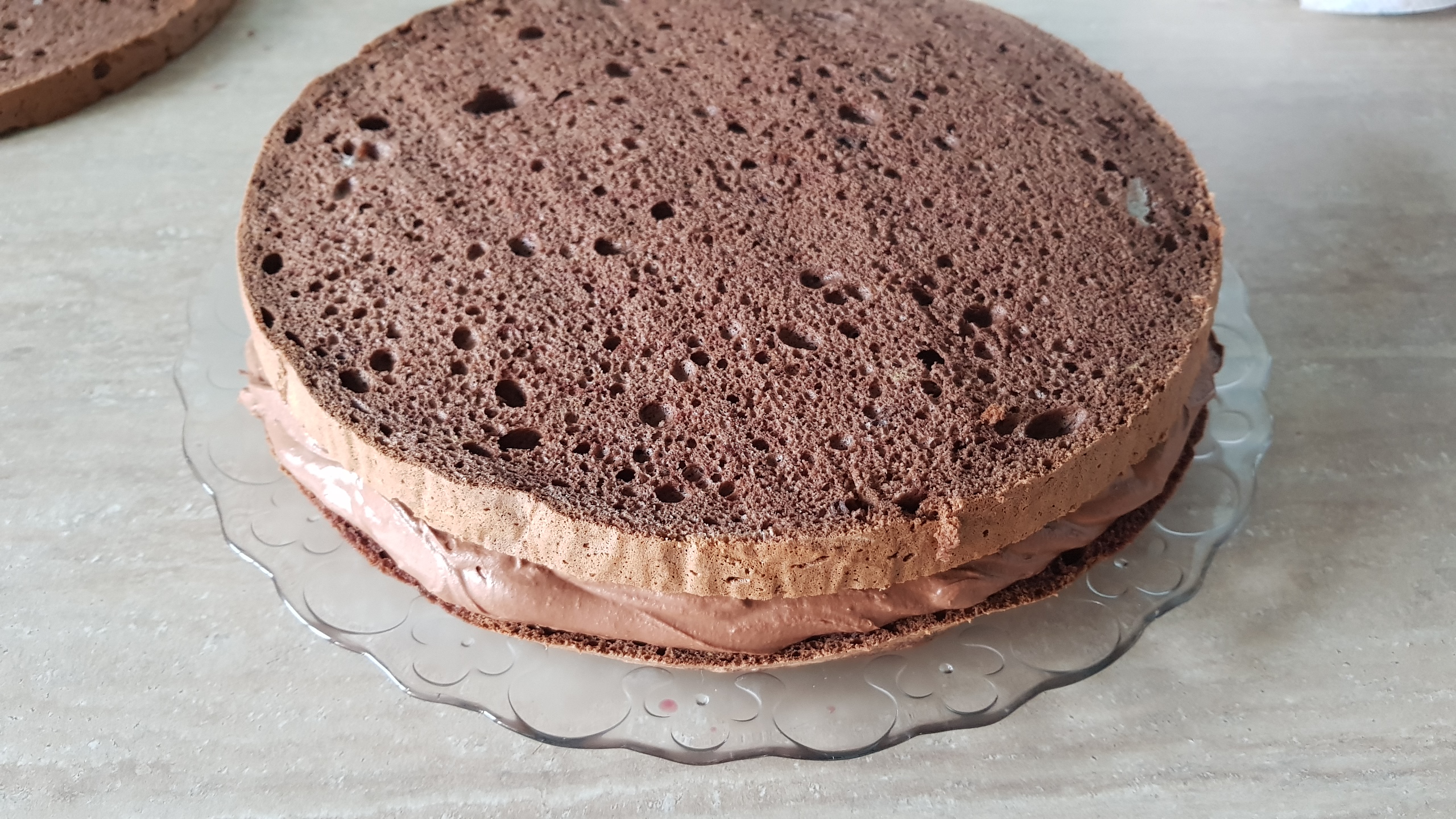 Desert tort cu crema de ciocolata, crema cu mascarpone si fructe