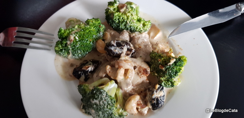 Carne de porc cu broccoli, crema de cocos si prune uscate