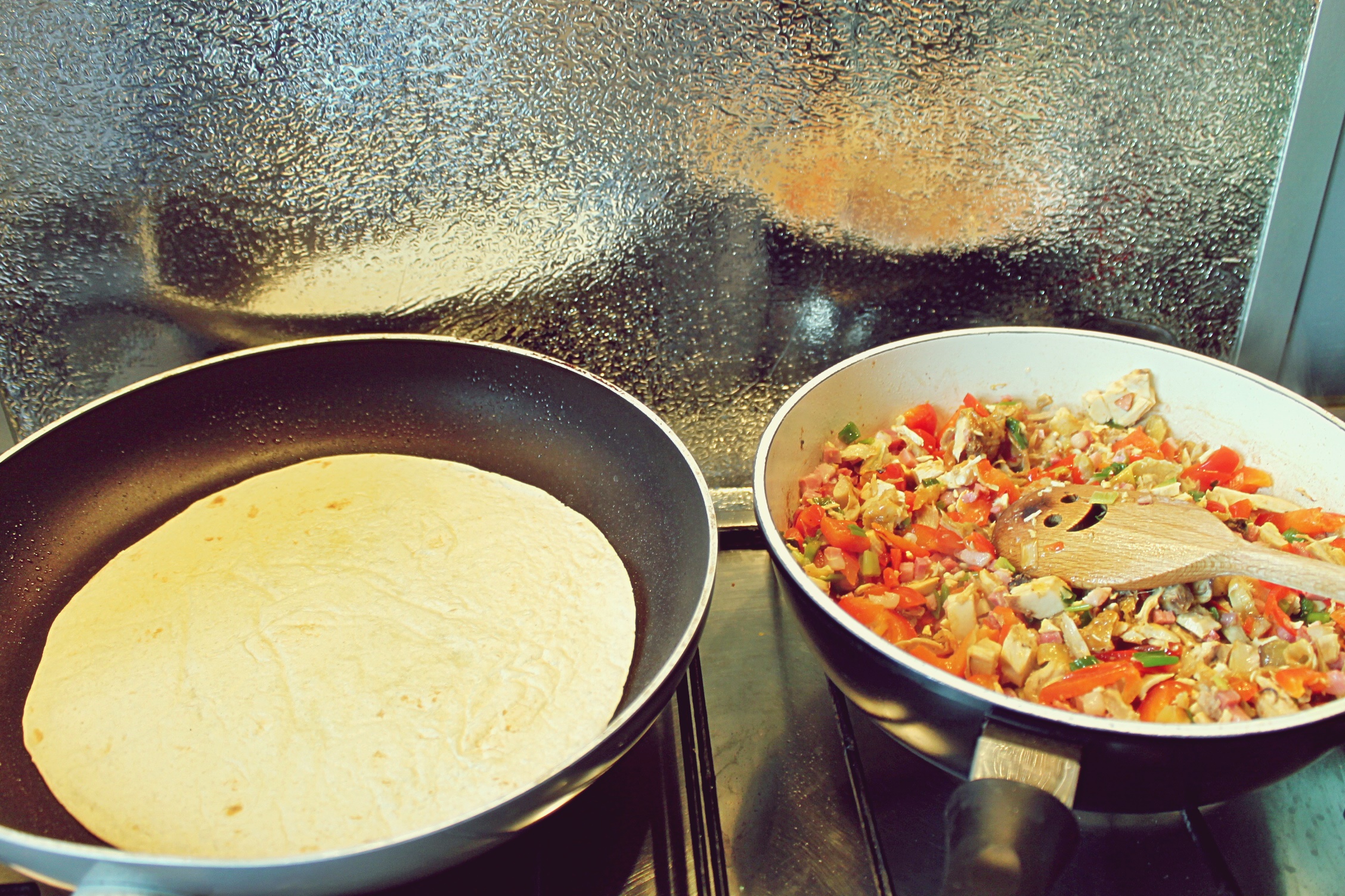 Quesadilla cu pui, ardei si ceapa verde