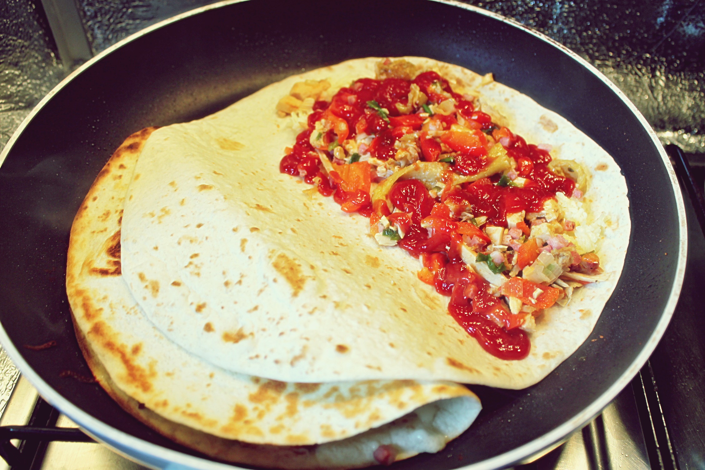 Quesadilla cu pui, ardei si ceapa verde