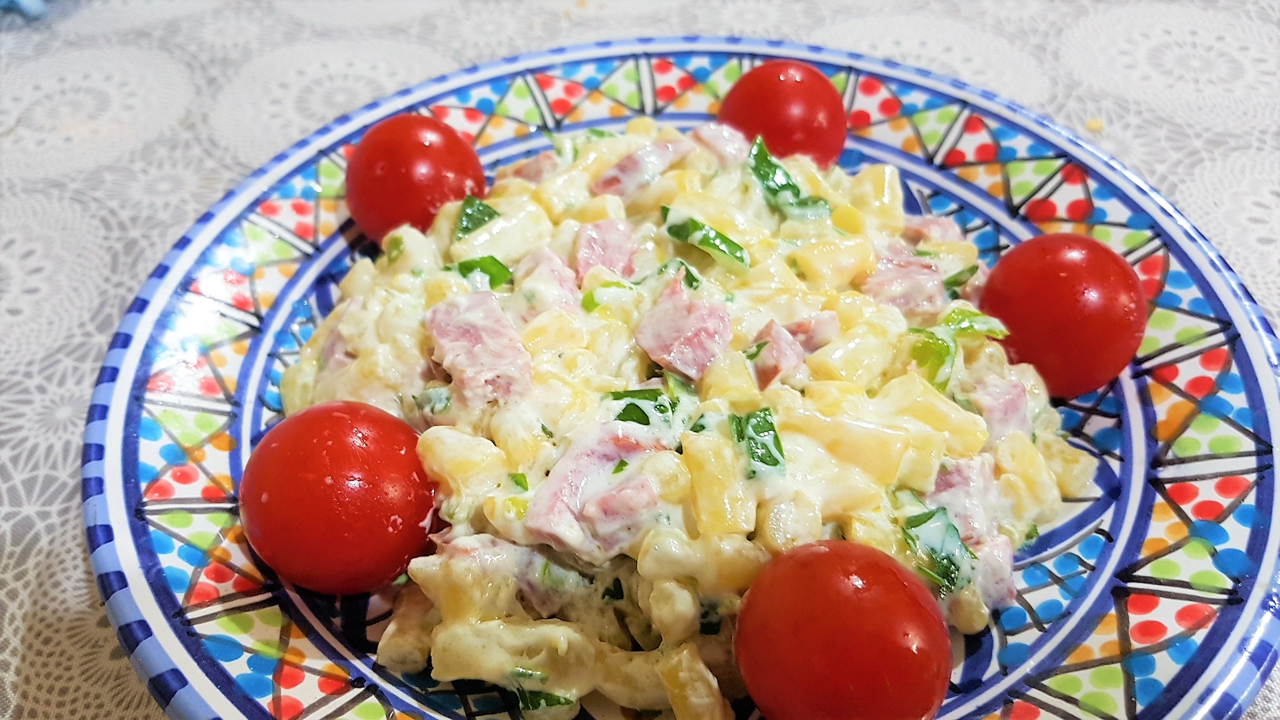 Salata de fasole galbena pastai cu salam vanatoresc