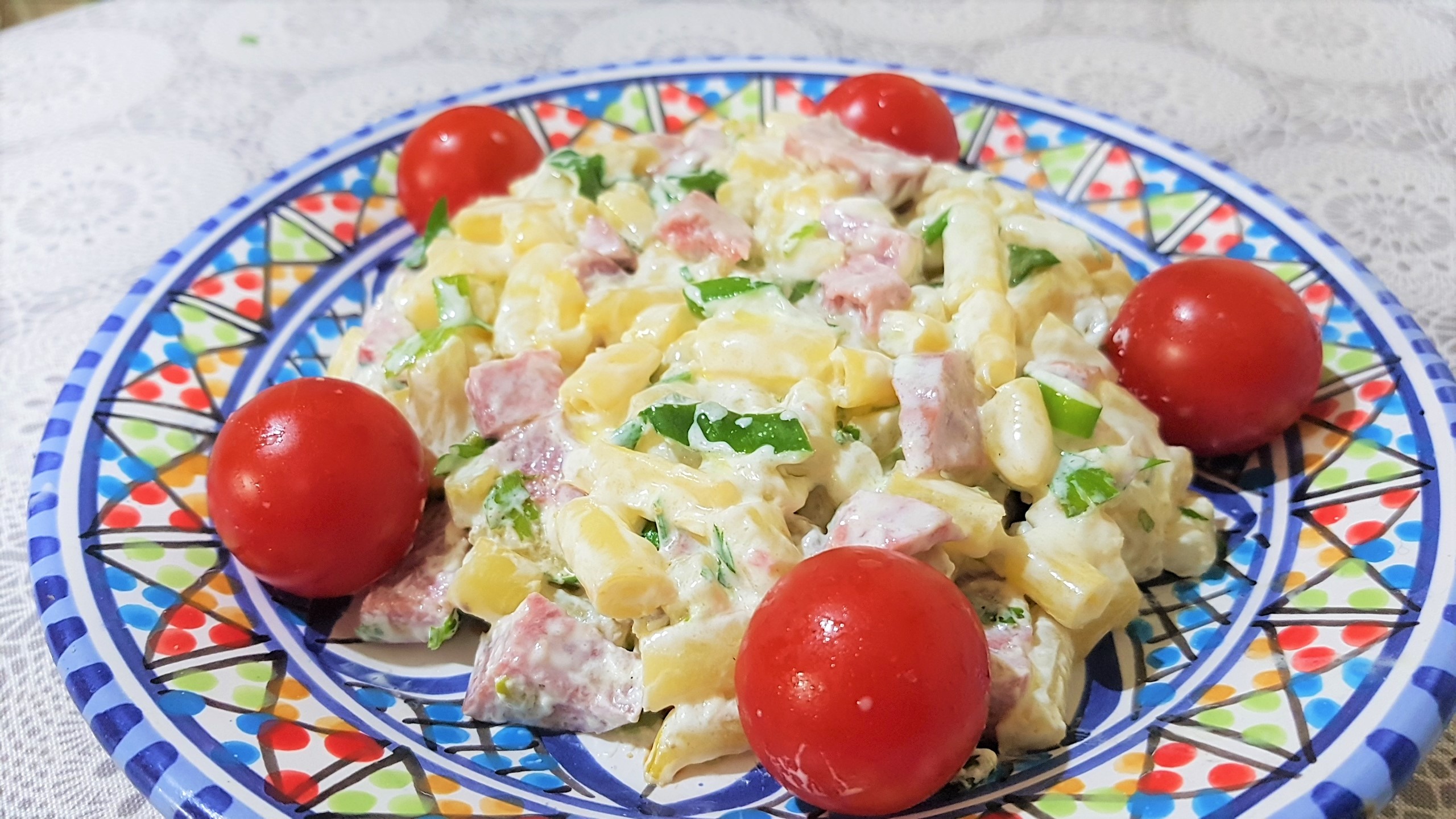 Salata de fasole galbena pastai cu salam vanatoresc