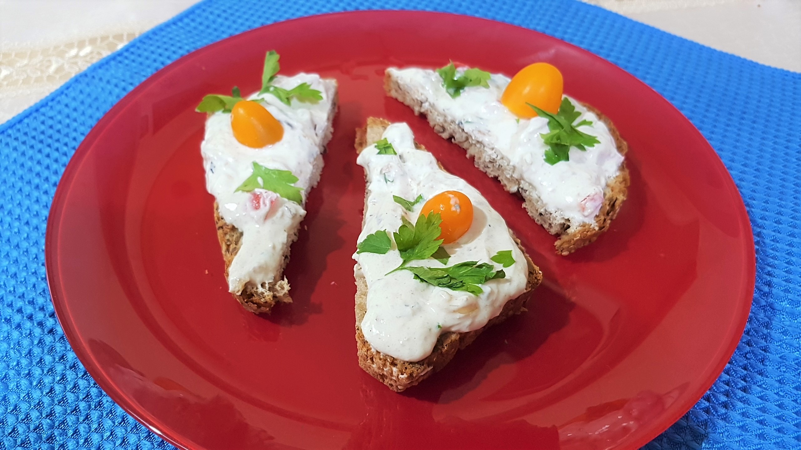 Aperitiv tartine cu crema de sprot afumat