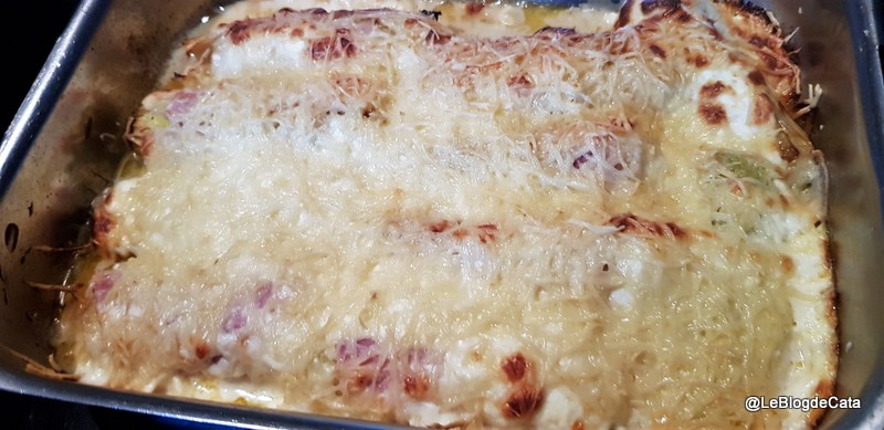 Praz gratinat cu jambon si sos de branza