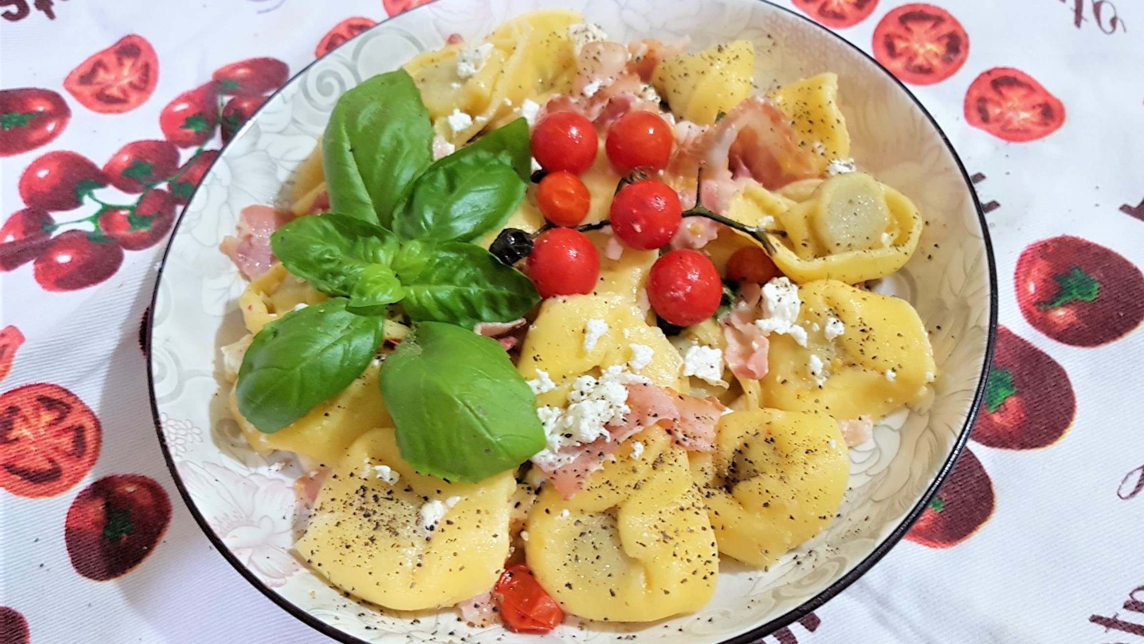 Tortellini cu prosciutto si feta