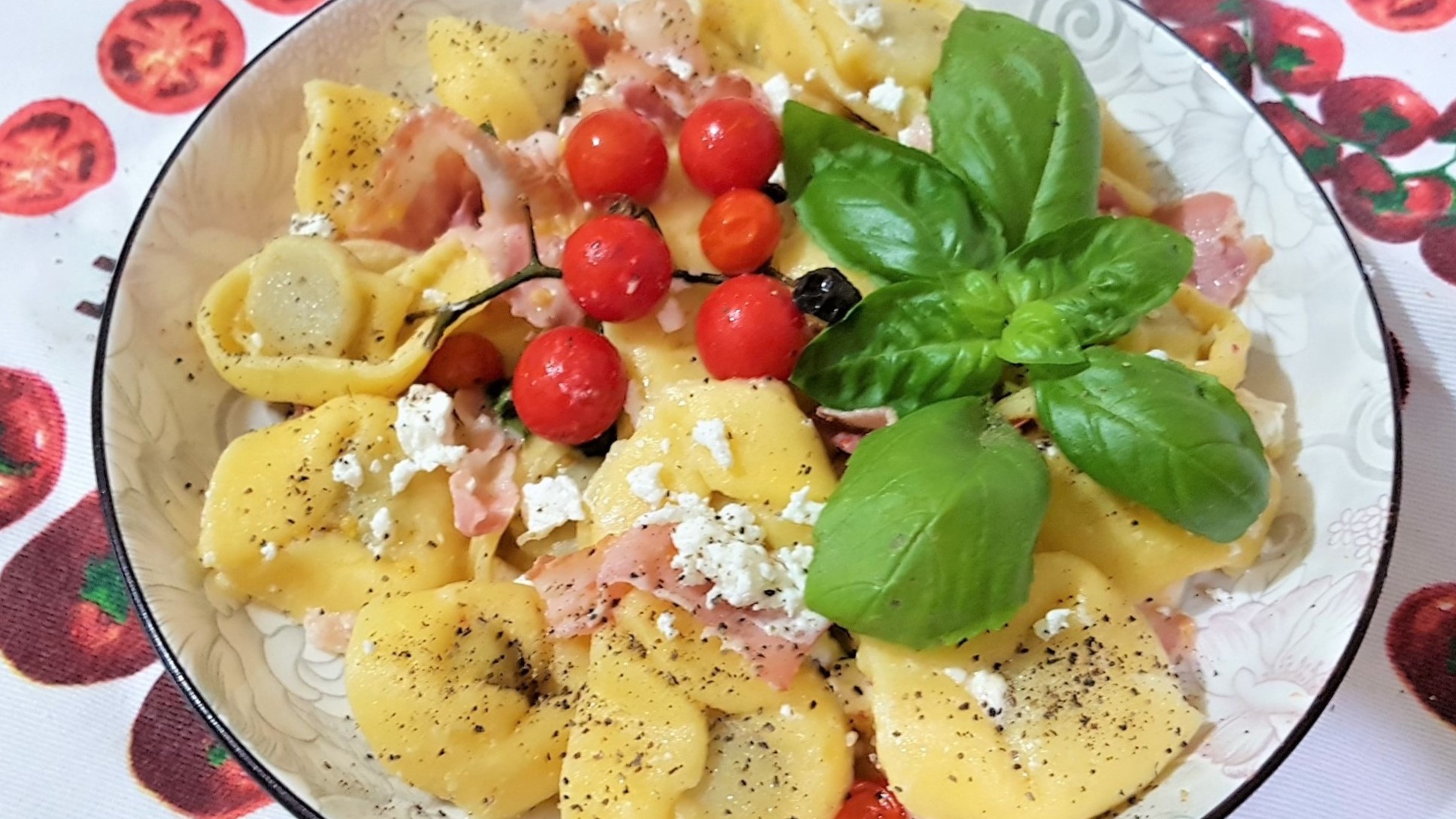 Tortellini cu prosciutto si feta