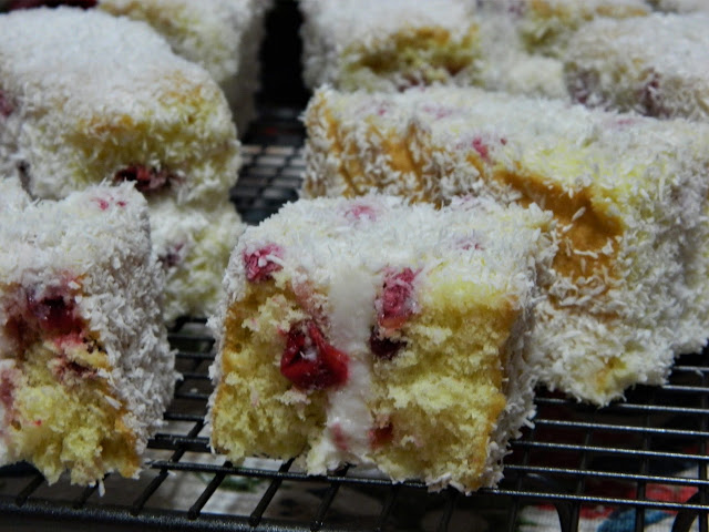 Desert Lamington cu merisoare si cocos