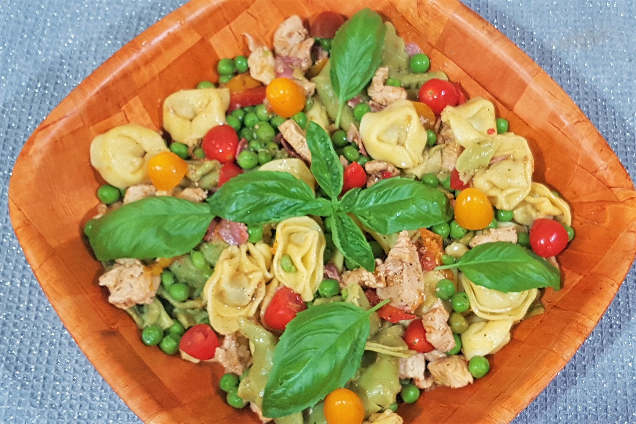 Salata calda cu pui si tortellini