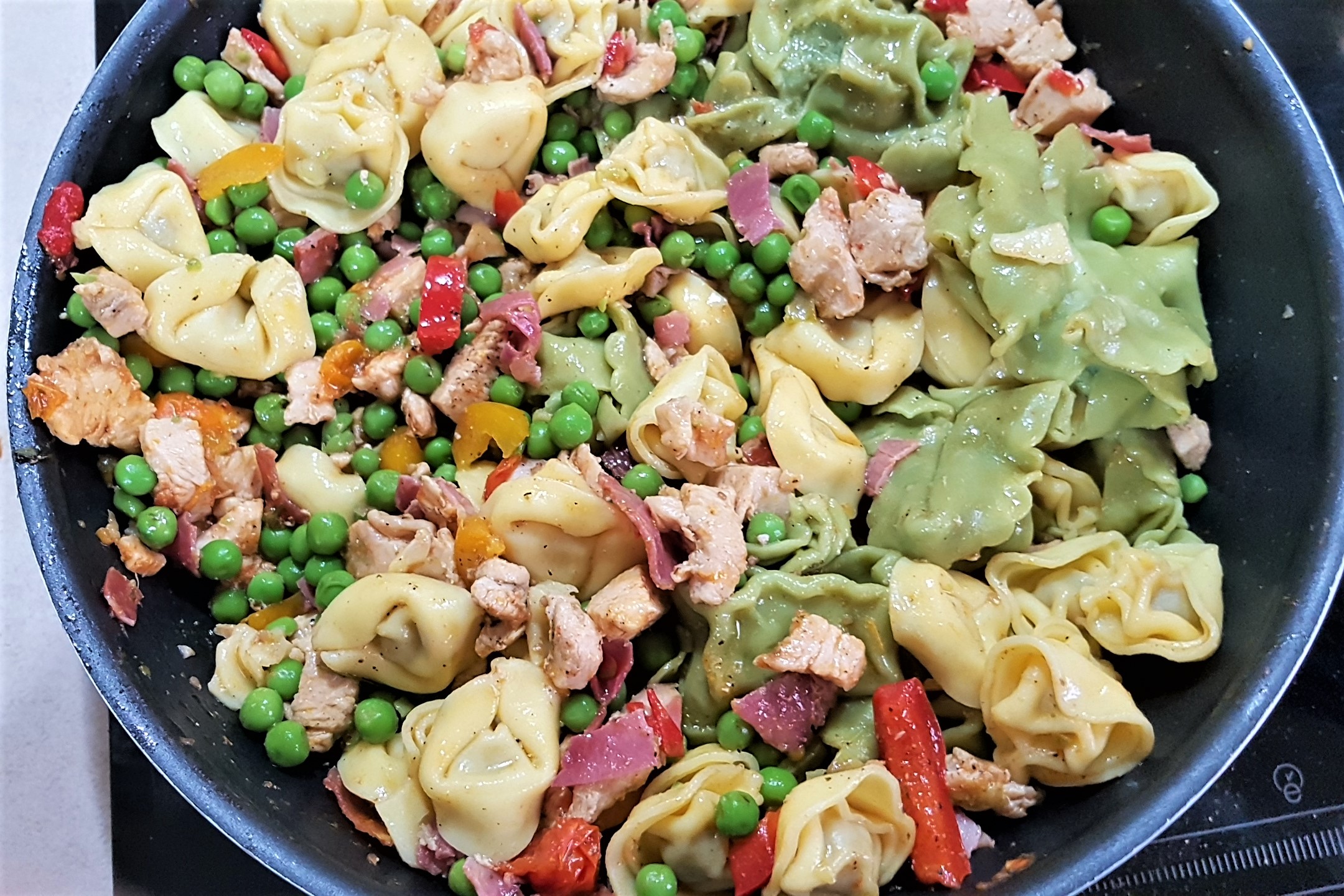 Salata calda cu pui si tortellini