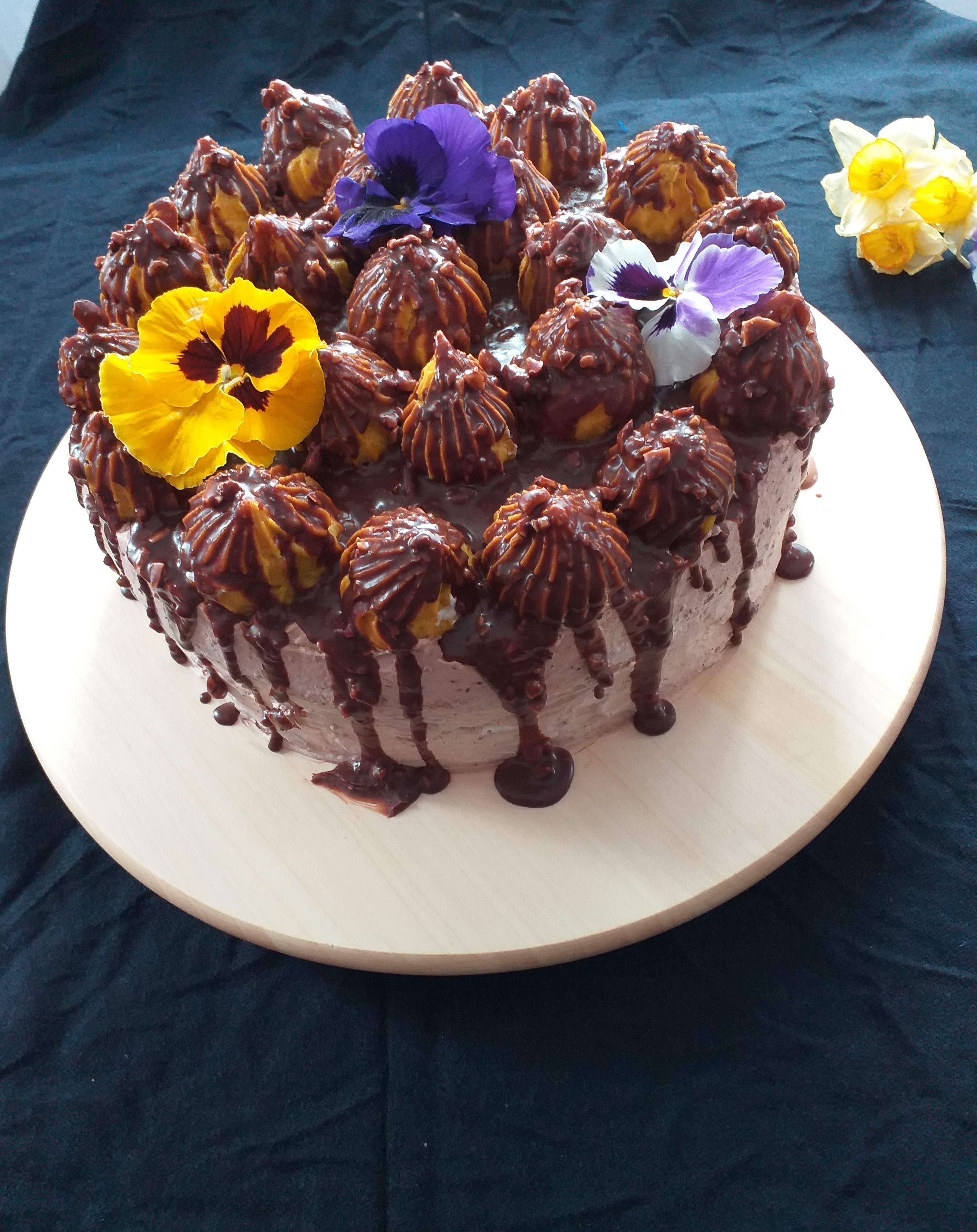 Desert tort cu choux-uri si mousse de caramel