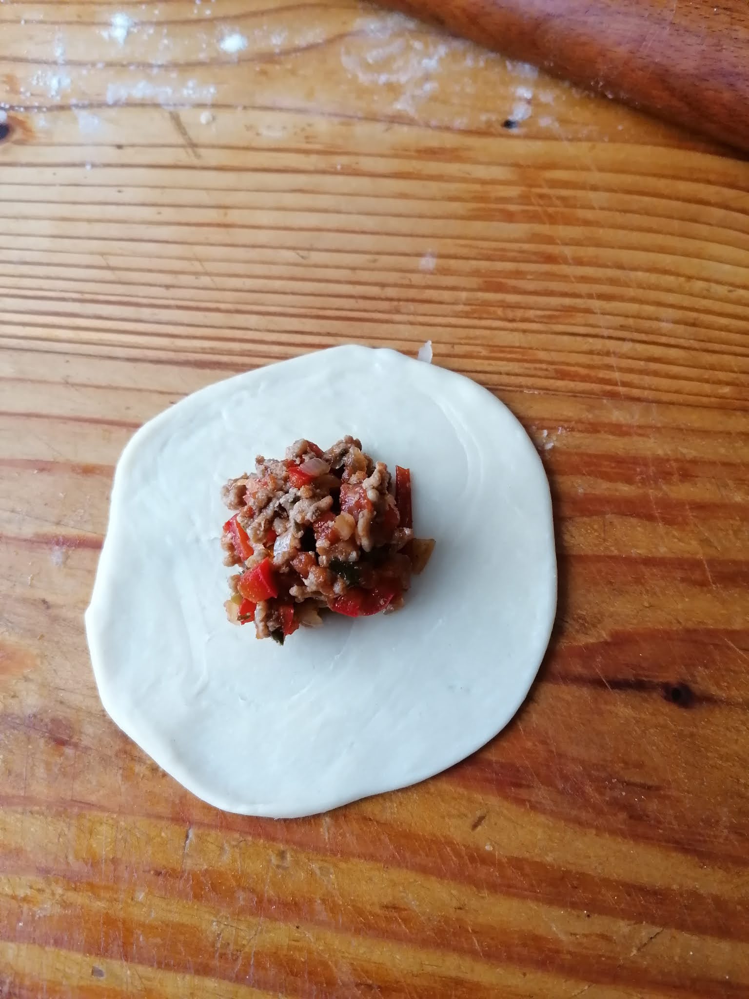 Aperitiv Fatayer sau samsa cu ardei si carne tocata