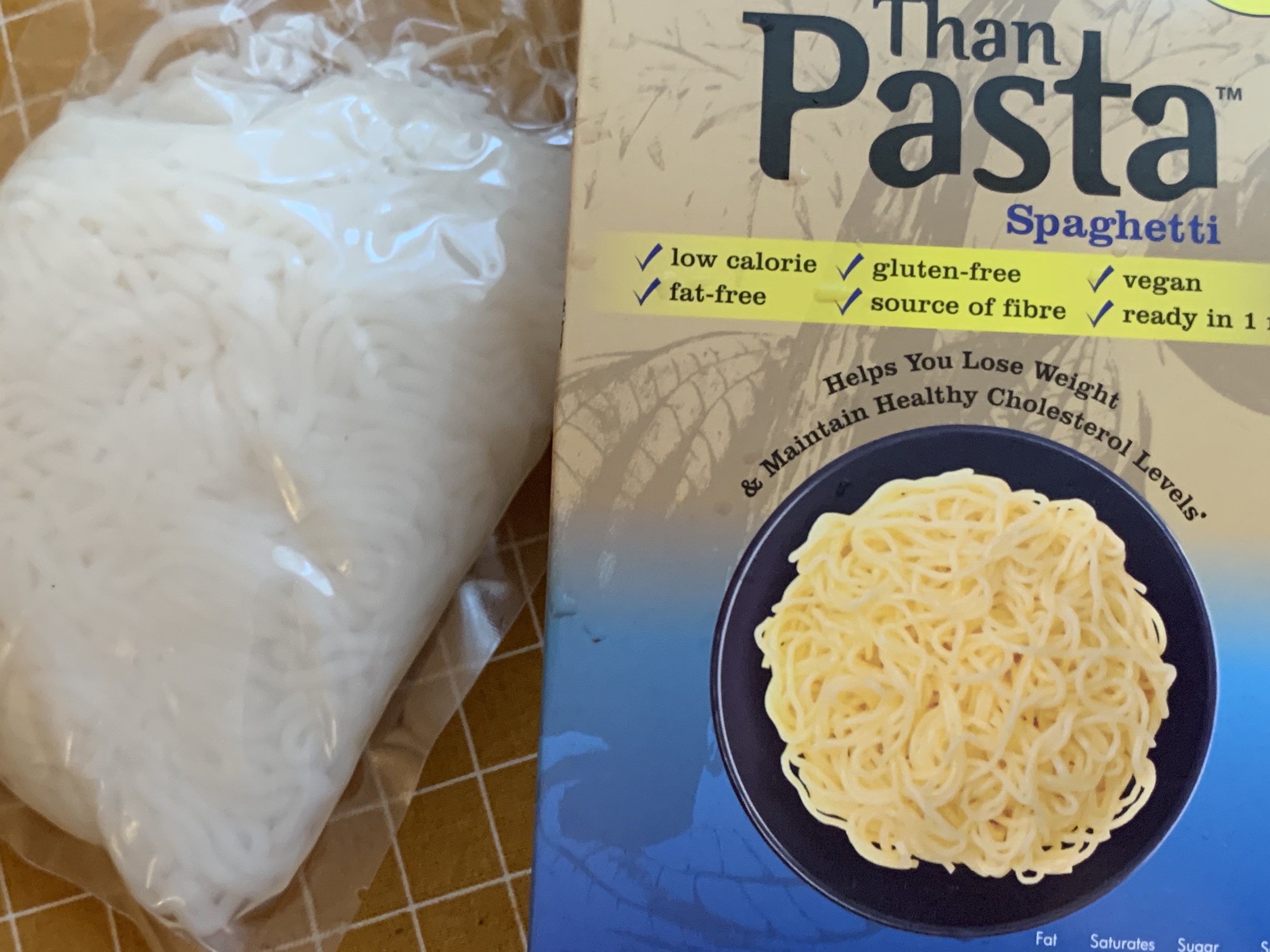 Paste de Konjac cu sos pesto, rosii uscate si tofu crispy la gratar