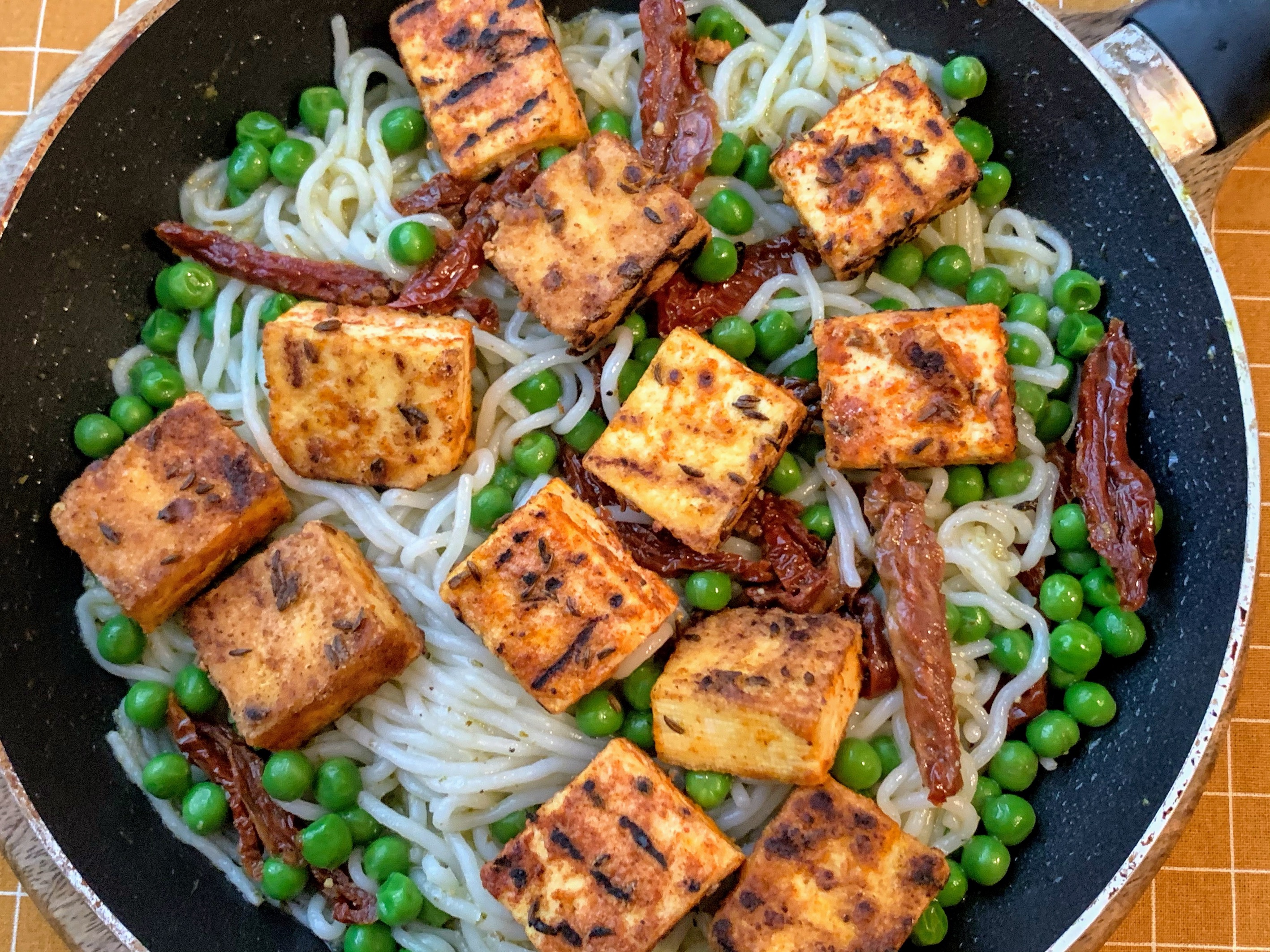 Paste de Konjac cu sos pesto, rosii uscate si tofu crispy la gratar