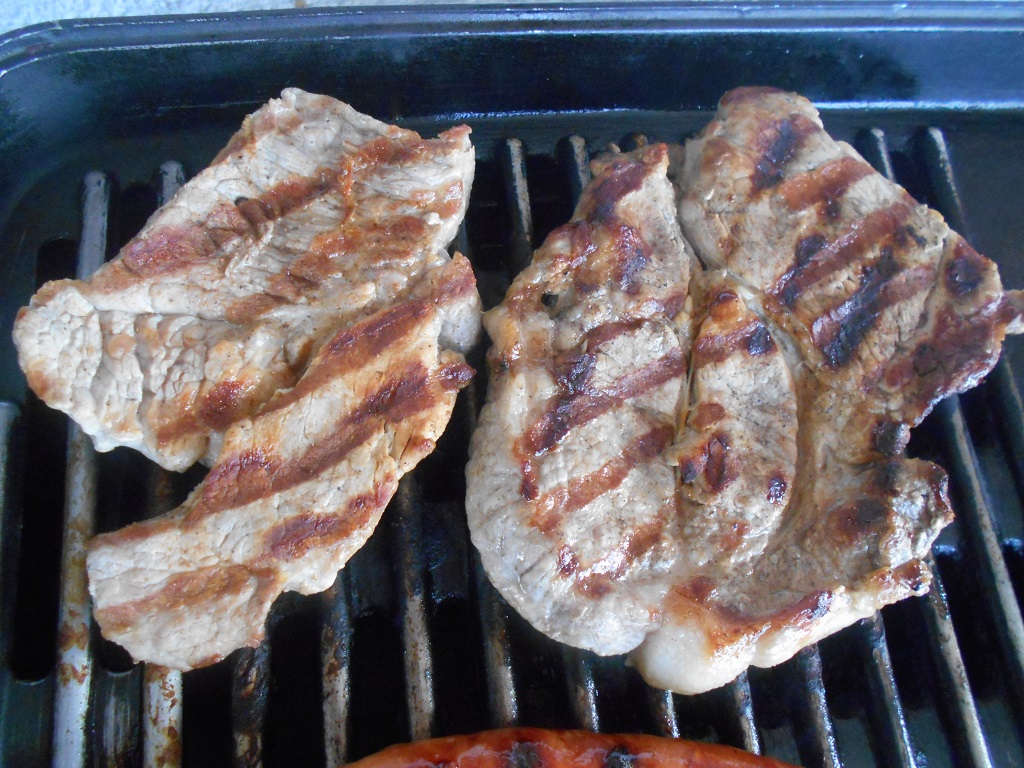 Ceafa de porc la gratar, cu piure de broccoli in cascaval