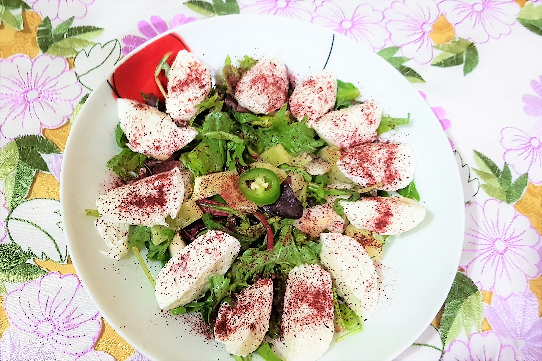 Salata cu mozzarella de buffalo si sumac