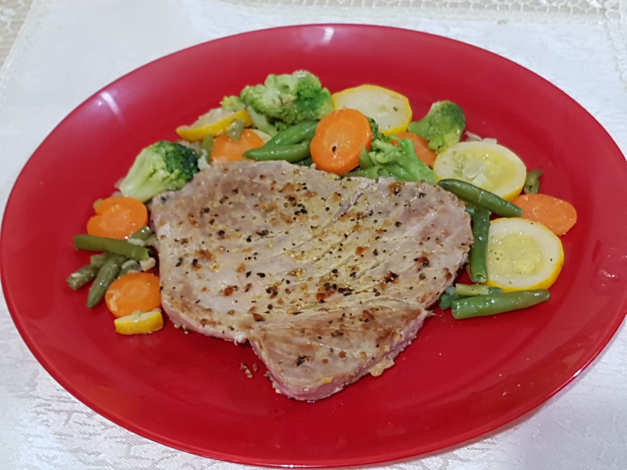 Steak de ton proaspat cu legume reteta pentru o masa delicioasa