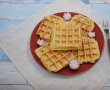 Aperitiv waffle cu cascaval si ceapa verde-0