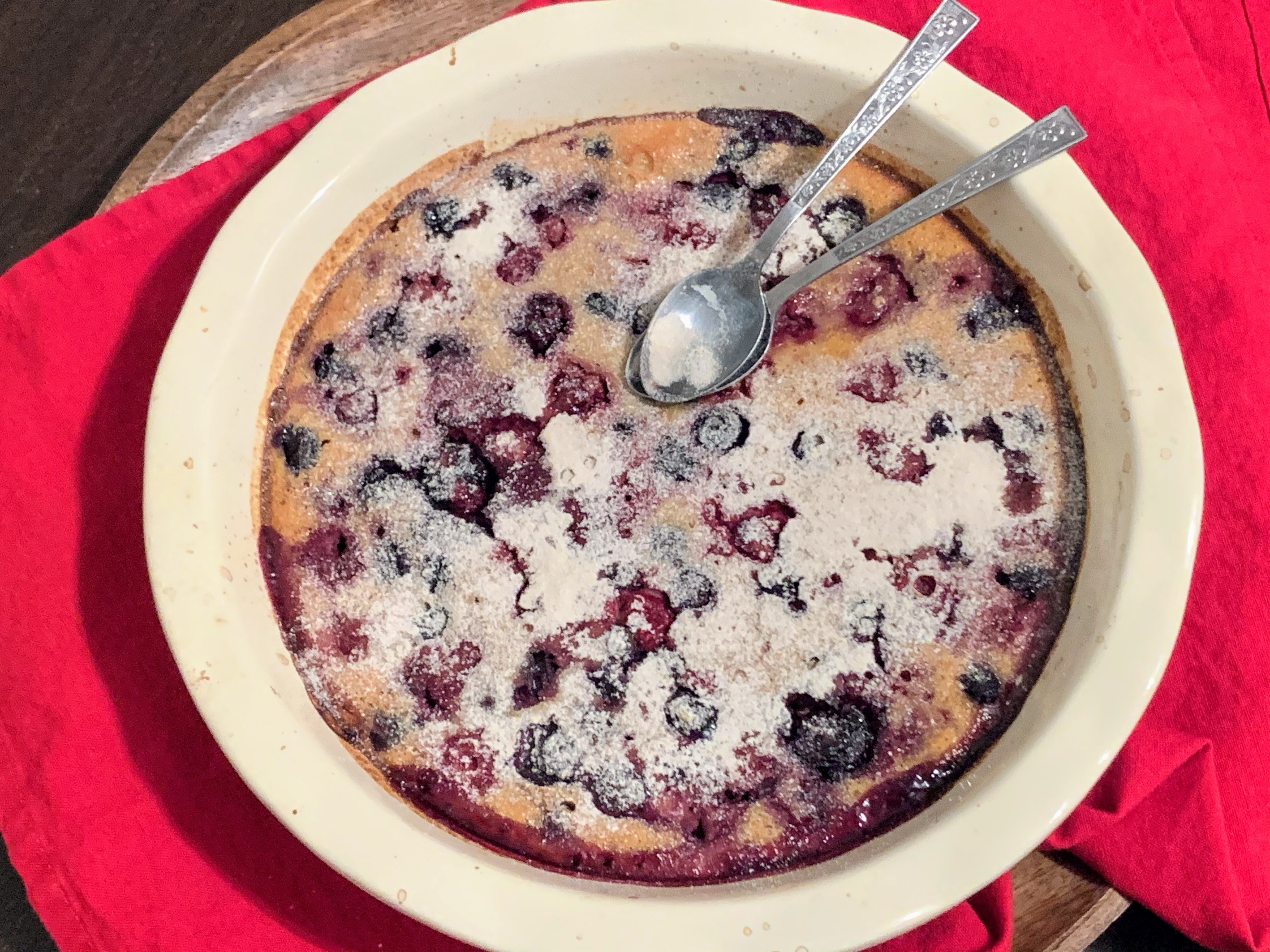 Desert clafoutis cu fructe de padure