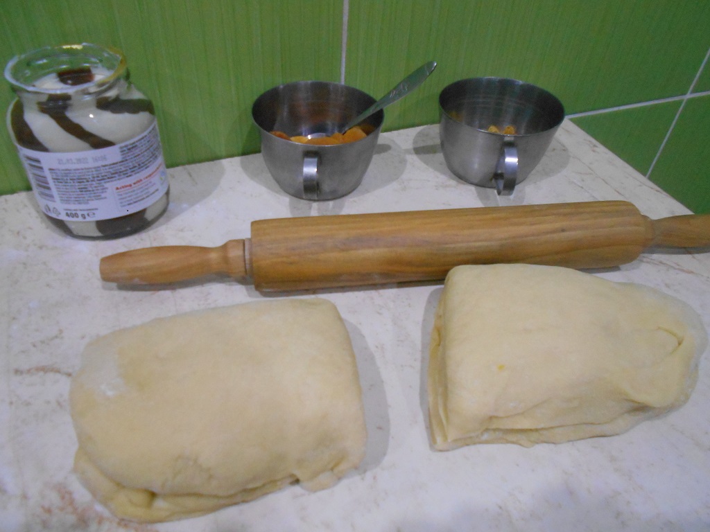 Desert cozonac cu finetti, stafide si caise uscate