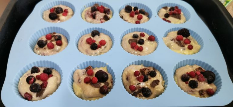 Desert muffins cu fructe de padure